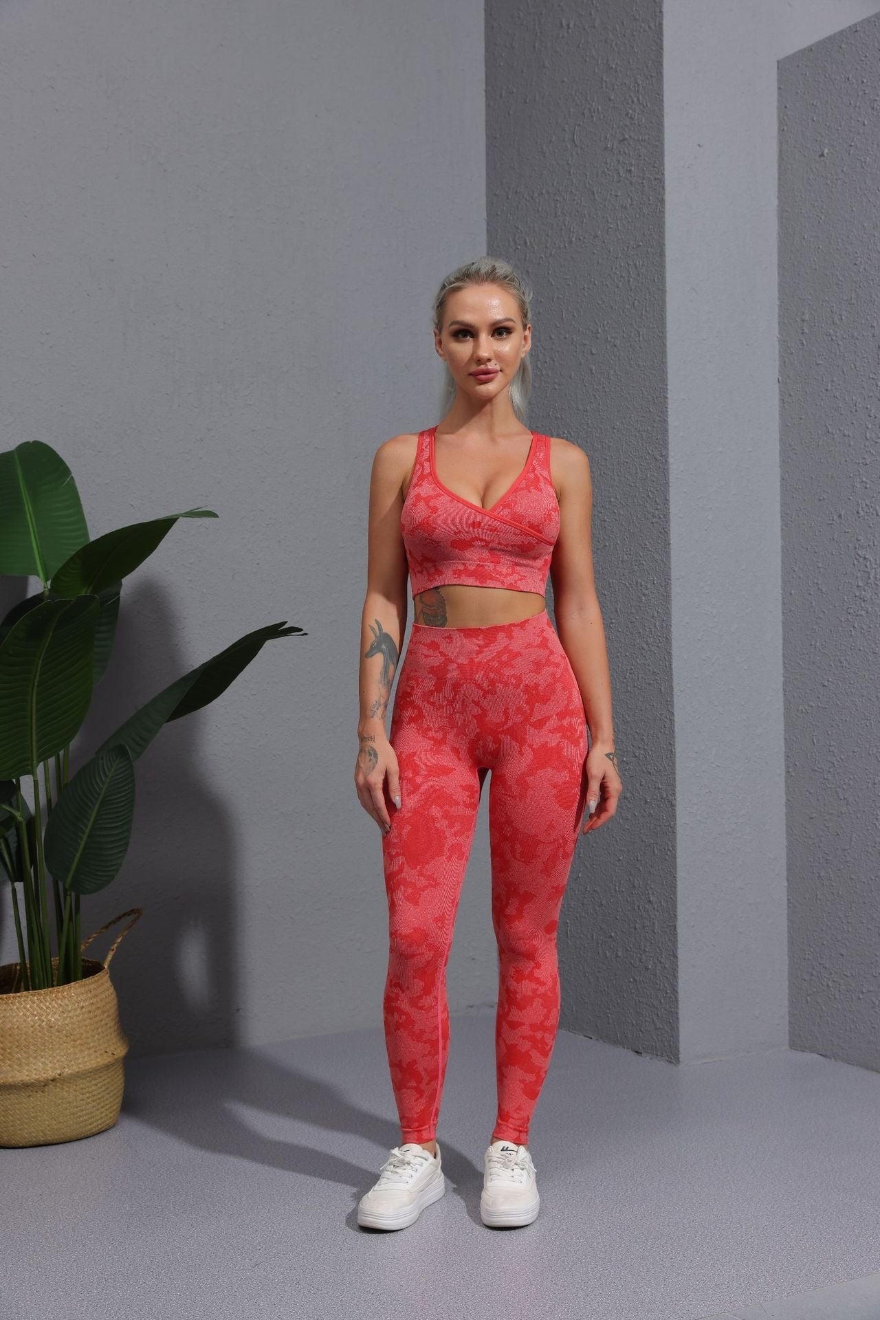 New camouflage seamless cropped pants with tiger pattern fitness pants, yoga suit, bra, and pants set