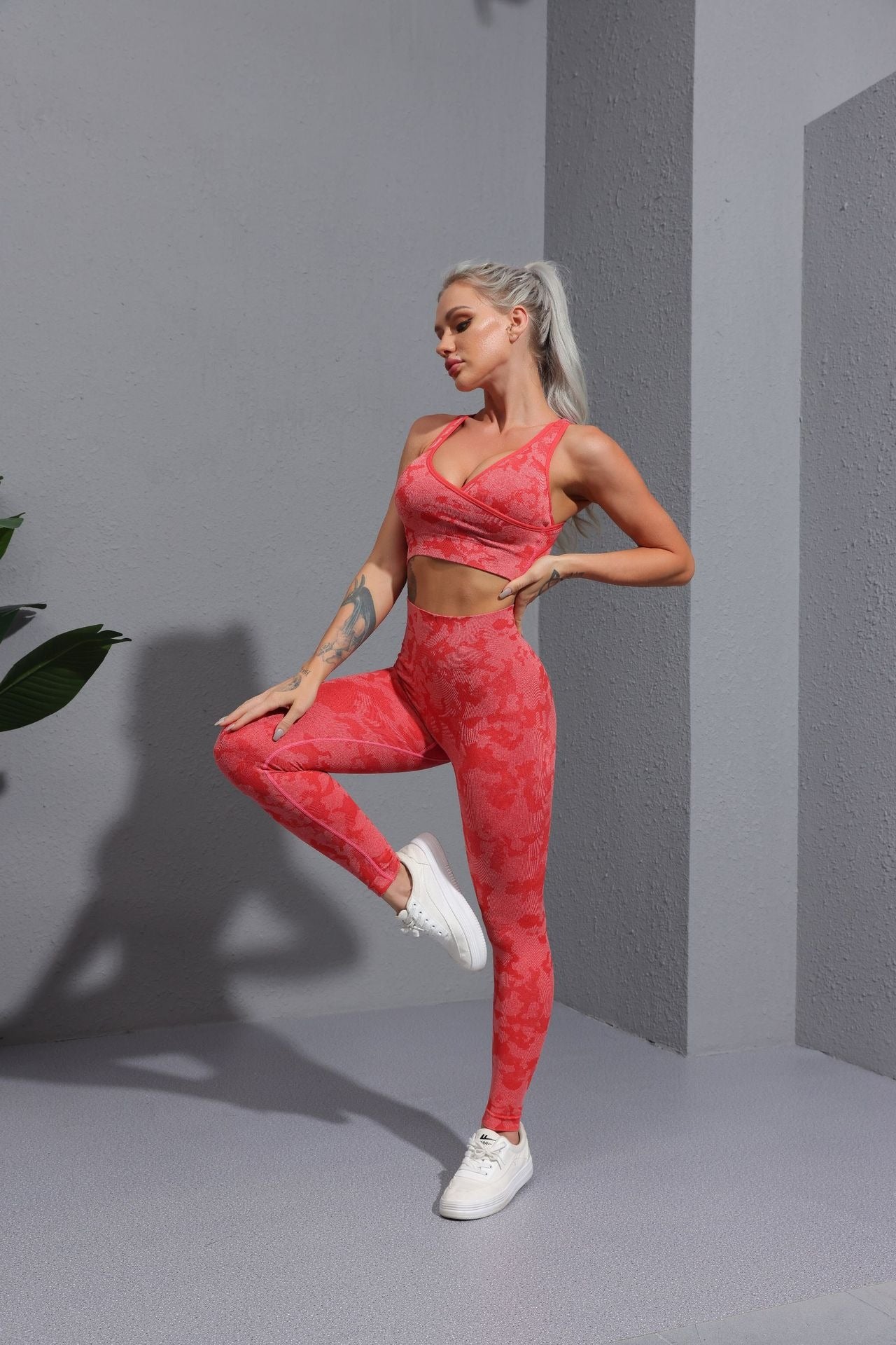New camouflage seamless cropped pants with tiger pattern fitness pants, yoga suit, bra, and pants set